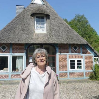 Am kommenden Samstag findet hier im und rund um das Behrendhaus im Neuheikendorfer Weg 136 das große Sommerfest des Fördervereins statt – die Vorsitzende Brigitte Kemlein und ihre MitstreiterInnen freuen sich auf viele kleine und große Besucher. Bild: E. Dörrhöfer